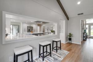 Peaceful Longview Home with Pond, 6 Mi to Downtown!