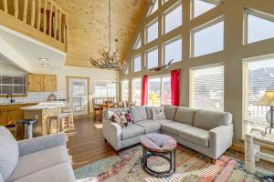 Mountain Home with Deck 1 Mi to Angel Fire Resort!