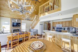 Mountain Home with Deck 1 Mi to Angel Fire Resort!