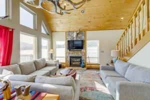 Mountain Home with Deck 1 Mi to Angel Fire Resort!