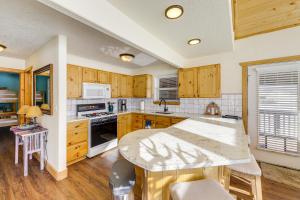 Mountain Home with Deck 1 Mi to Angel Fire Resort!