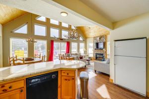 Mountain Home with Deck 1 Mi to Angel Fire Resort!