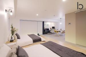 b hotel Heiwaodori 302 - Huge Apt in Famous Hiroshima Dori For 6p