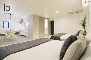 b hotel Heiwaodori 302 - Huge Apt in Famous Hiroshima Dori For 6p