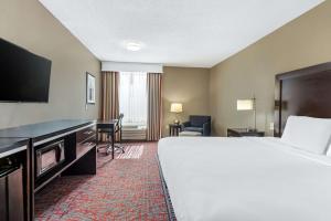 King Room with Roll in Shower room in Best Western Airport Inn & Suites