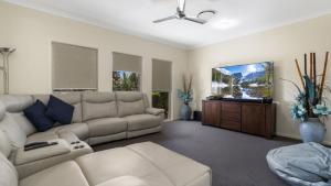 Bribie Bliss: Luxe Canal Living