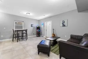 Spacious 1 bed with Arcade game 13 minutes from EWR - Princes Bay