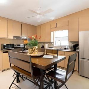 Fantastic Island House 1 mile to the beach with heated pool