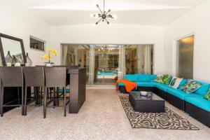 Fantastic Island House 1 mile to the beach with heated pool