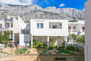 Apartments with a parking space Tucepi, Makarska - 22086 