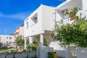 Apartments with a parking space Tucepi, Makarska - 22086 
