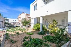 Apartments with a parking space Tucepi, Makarska - 22086