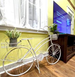 Walkable Elmwood Cottage, No Chores 2Bath 2BR 1Car