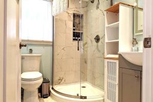 Walkable Elmwood Cottage, No Chores 2Bath 2BR 1Car