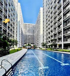 3 Condos*8 Beds*3 bathrooms*3 Kitchens*4 Pools*@ Shore2 MOA