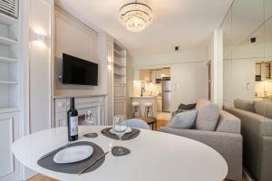 Prime Apartment in Palermo best location wbalcony. Work-Stay Speed Internet WasherDryer Unit