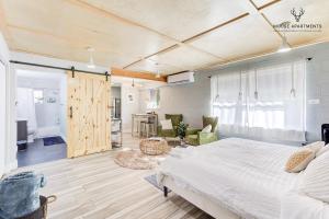 The Moose #6 - Modern Luxe Studio with Free Parking & King Bed