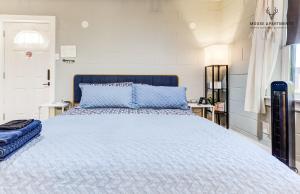 The Moose #7 - Instaworthy Studio with Amazing Views, Free Parking & Heated King Bed