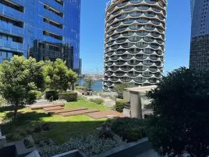Urban Retreat Modern Elegance in Docklands - Docklands