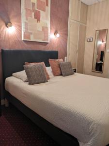 Hotels Logis Hotel Le Saint Florent : Chambre Double avec Salle de Bains Privative - Non remboursable