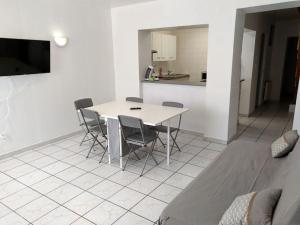 Maisons de vacances Agreable maison 2 ch 5 mins Valenciennes et garage : photos des chambres