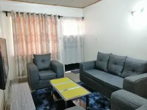 Entire serviced 2-bedroom apartment in Thindigua