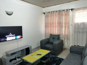 Entire serviced 2-bedroom apartment in Thindigua