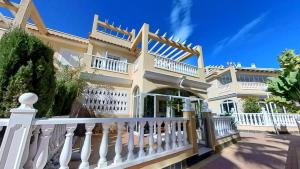 Beautiful Zeniamar Corner with Communal Pool