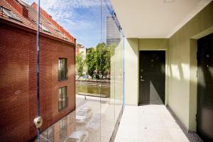 Bloch Apartment