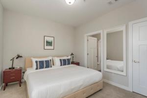 CozySuites Music Row Stylish 2BR free parking 44