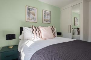 Our latest stunning property by Our Home Short Stays free parking super fast WiFi large back garden and crisp hotel white linen