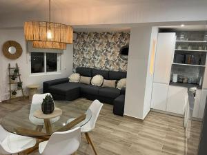 Waterfront 3 bed apartment, 90m from the beach