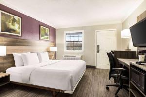 King Room with Bath Tub - Mobility/Hearing Accessible - Non-Smoking room in La Quinta Inn by Wyndham San Antonio Lackland