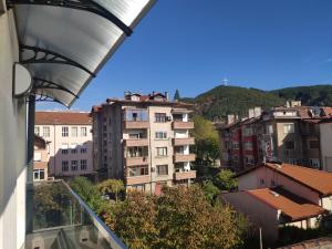 Central, brand new apart with parking