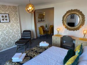 "The Elegance" Balcony Seafront Apartment