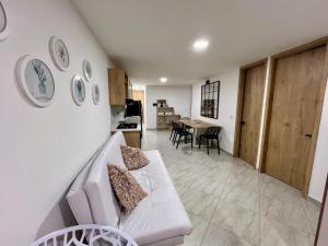 Apto cerca Malecón, Plaza Principal, Plazoleta Zocalos, a 8 min de la Piedra del Peñol, GRATIS PARQUEADERO!!!