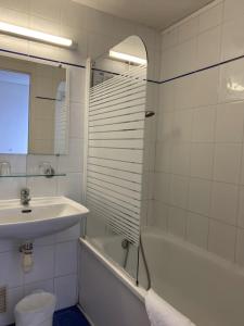 Hotels SHELDER Hotel - CHERBOURG EN COTENTIN - Equeurdreville : Chambre Simple - 1 Lit Simple