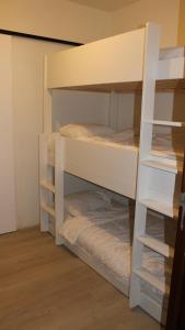 Gelijkvloers vakantie-appartement met groot zonnig terras