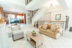 Rena's Center House - Ampavris