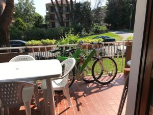 La terrazza con le biciclette a due passi dal lago