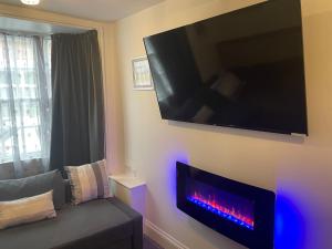 5 bed, 5 bath New refurbishment for 2024. Sleeps 16, 60 yds beach & harbour