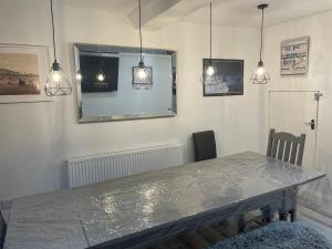 5 bed, 5 bath New refurbishment for 2024. Sleeps 16, 60 yds beach & harbour