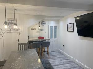 5 bed, 5 bath New refurbishment for 2024. Sleeps 16, 60 yds beach & harbour