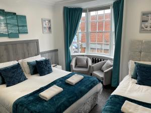 5 bed, 5 bath New refurbishment for 2024. Sleeps 16, 60 yds beach & harbour