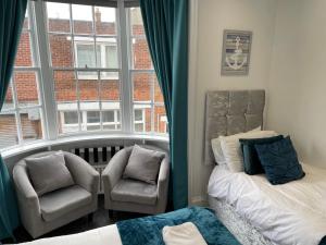 5 bed, 5 bath New refurbishment for 2024. Sleeps 16, 60 yds beach & harbour