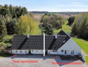 Charmerende lejlighed på landet med privat skov