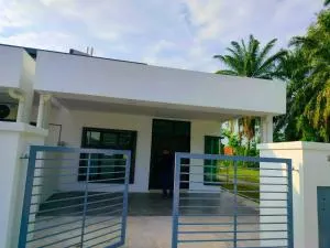 Aiman's Rose HomeStay - Teluk Panglima Garang