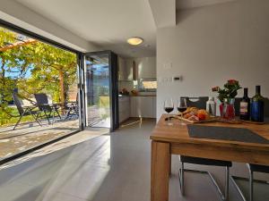Casa Miranda - family comfort in a quiet area, near the sea, with BBQ and FREE parking 