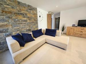 Casa Miranda - family comfort in a quiet area, near the sea, with BBQ and FREE parking