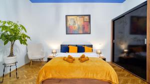 2 Bedroom OldTown Mountain View Apartment with private terrace and high ceilings rooms